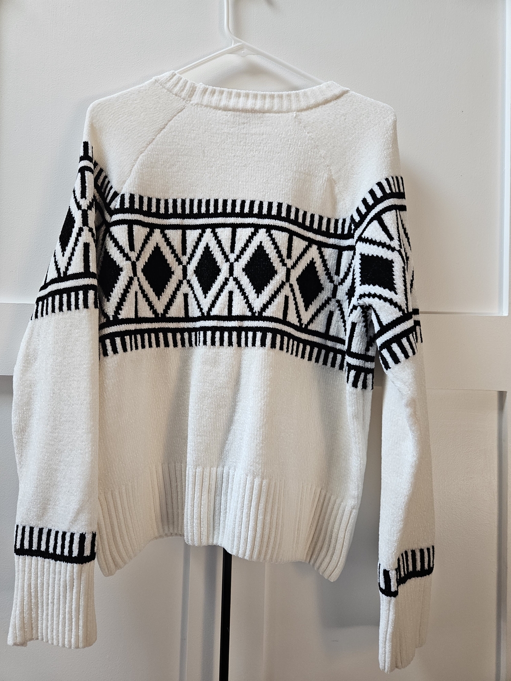 Women's Black & White Patterned Crewneck Sweater - Picture 3 of 11